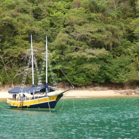 Paraty: boat trip through the bay